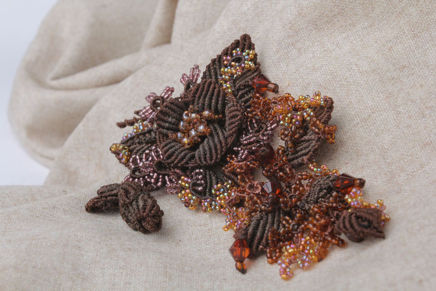Brown woven brooch photo 1