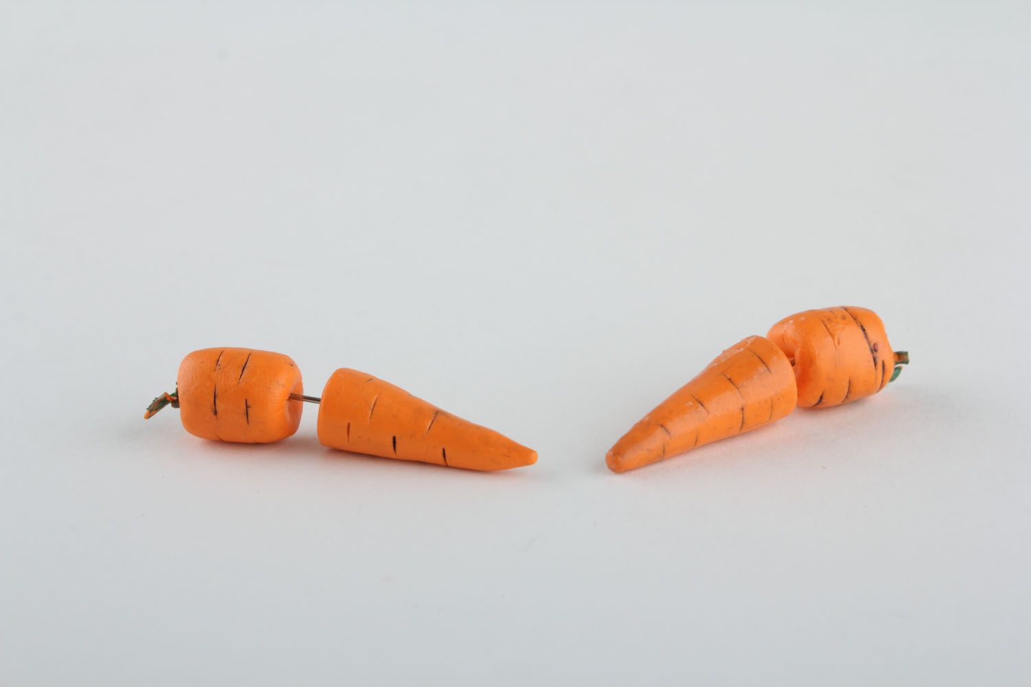 Boucles d'oreilles en argile polymère en forme de carottes photo 3