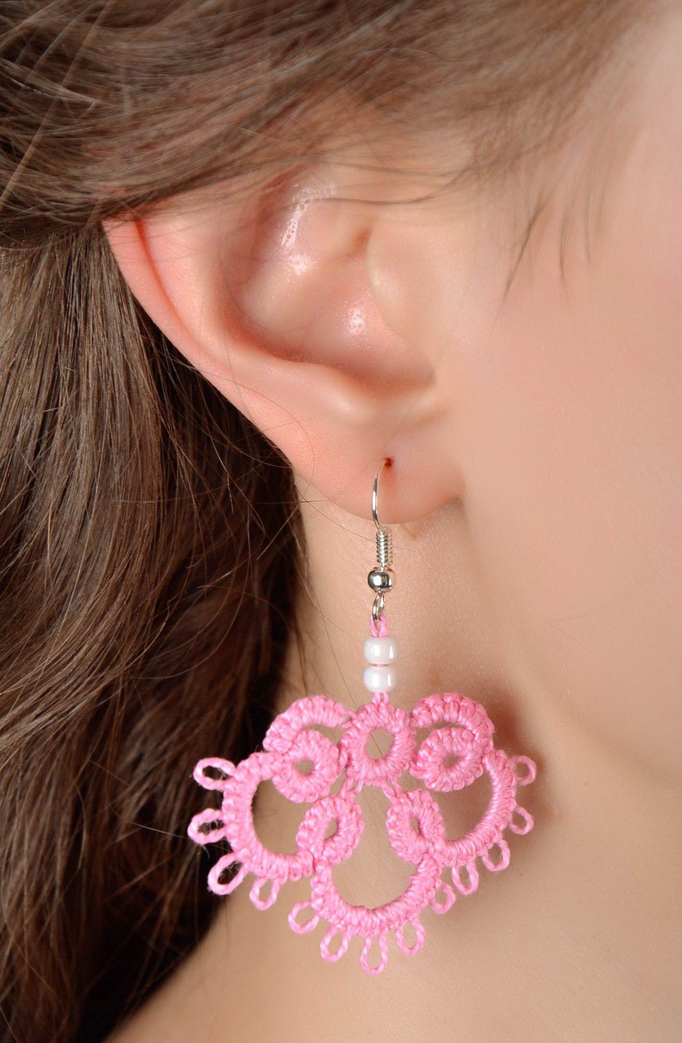 Boucles d'oreilles en dentelles frivolité roses  photo 4