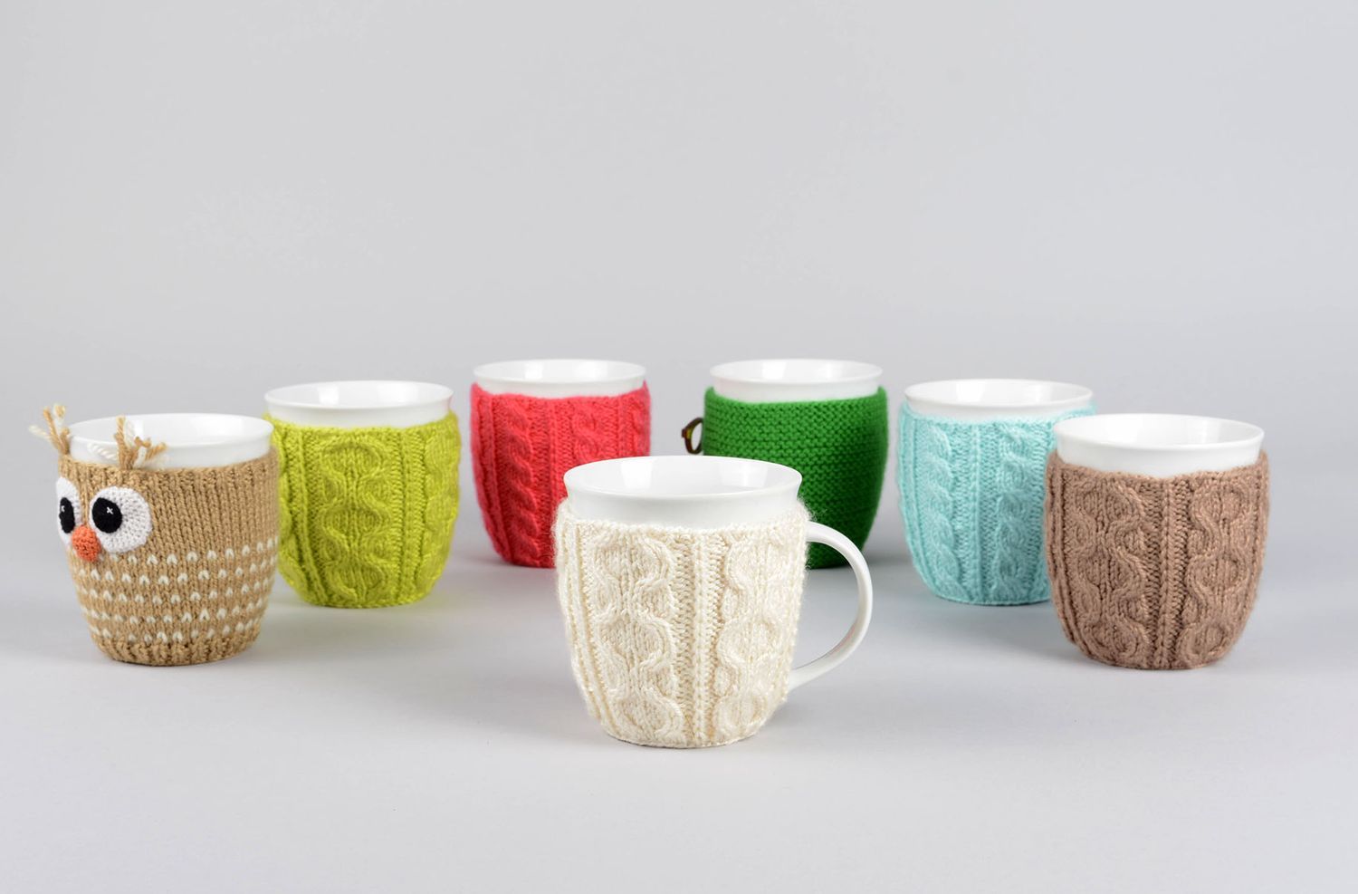 White ceramic porcelain tea or coffee cup with knitted cover with classic pattern photo 5