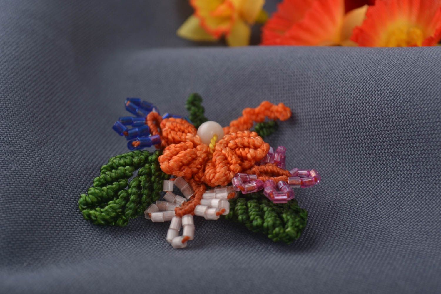 Broche textile fait main Bijou textile Accessoire femme avec fleurs tressées photo 1