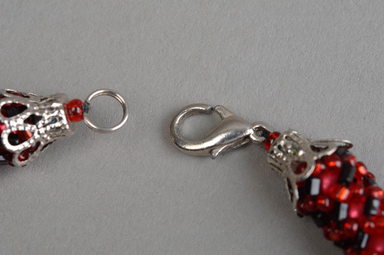 Collier spirale Bijou fait main rouge foncé perles rocaille Accessoire femme photo 4