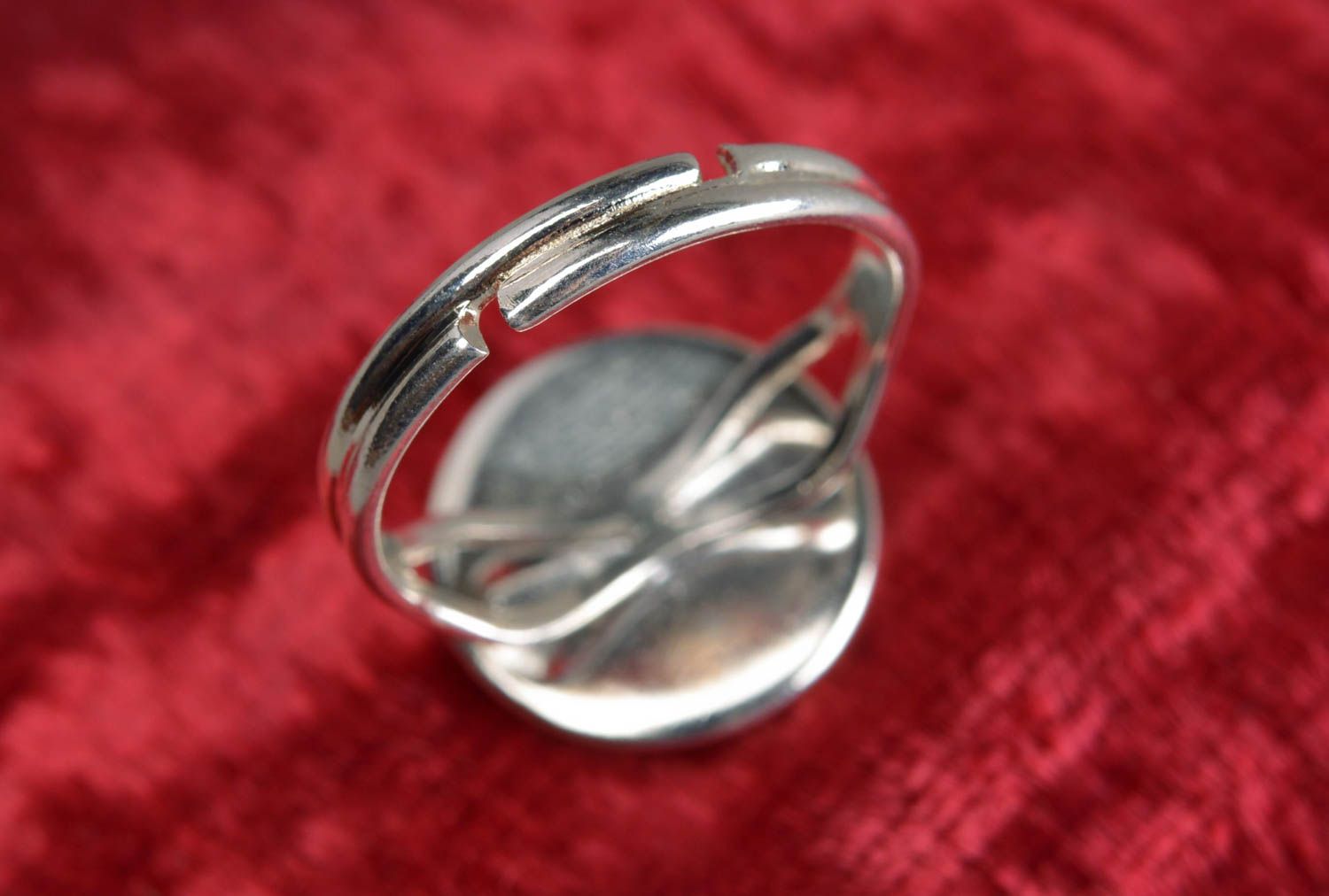 Черно белое кольцо с принтом в технике декупаж ручной работы с регулируемым размером фото 2