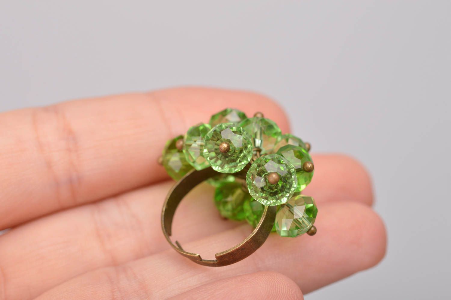 Кольцо из граненых бусин зеленое нежное красивое женское нарядное ручной работы  фото 2
