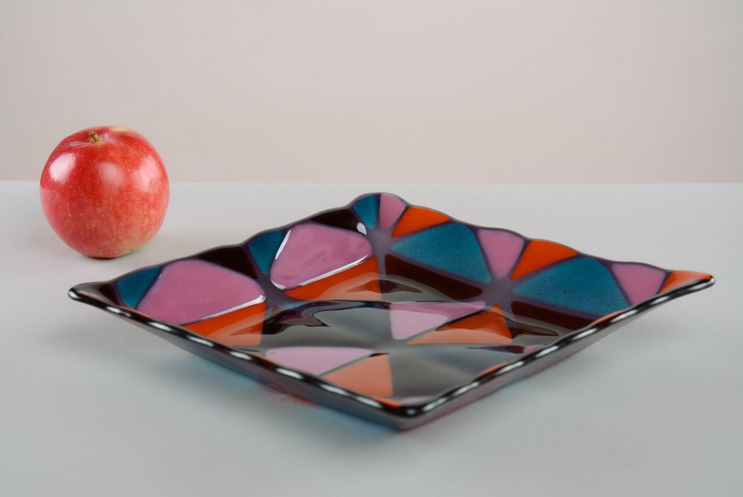 Разноцветная стеклянная тарелка фото 2