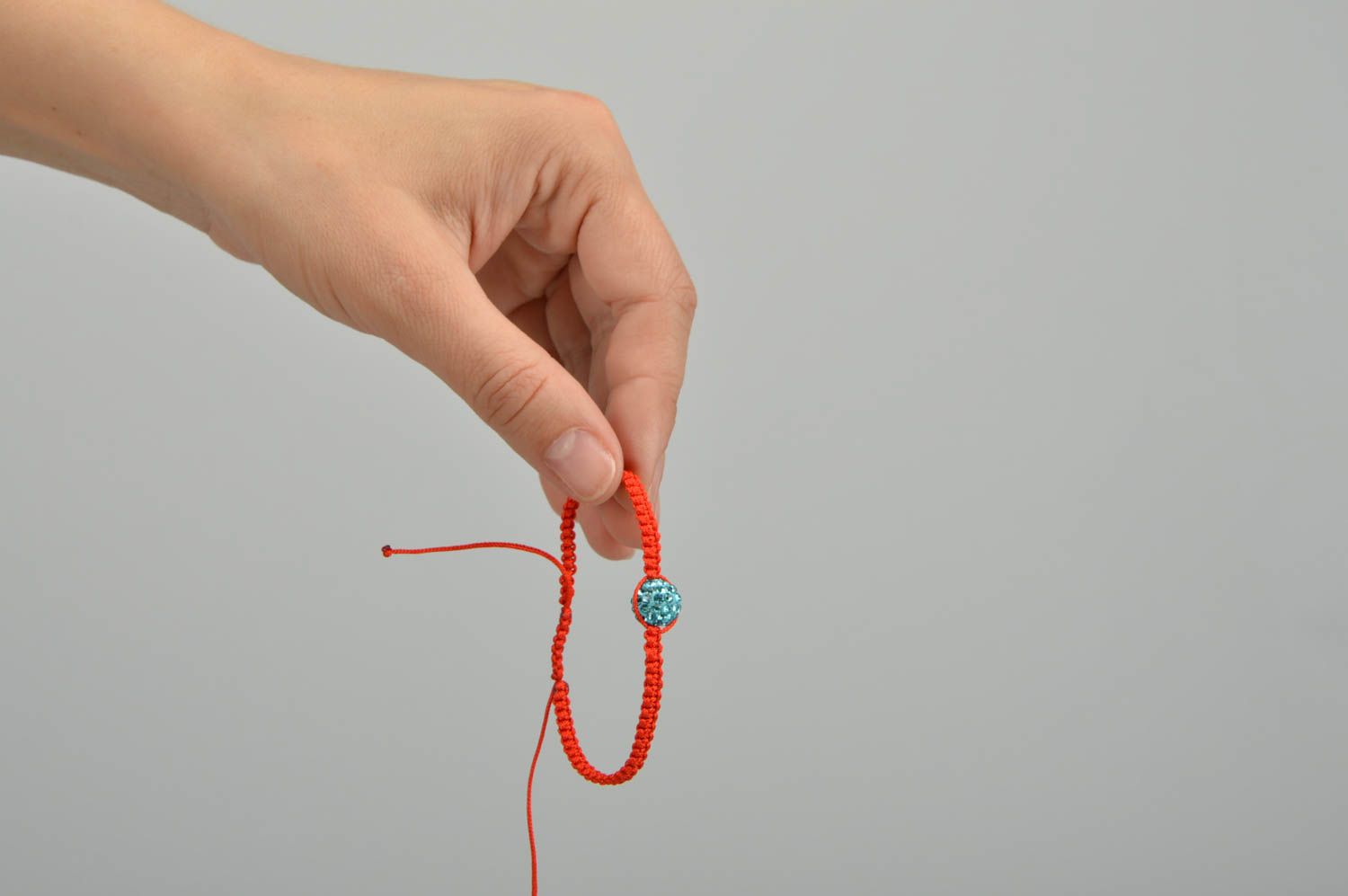 Bracelet fin tressé en lacet ciré rouge avec perle de strass bleu ciel fait main photo 5