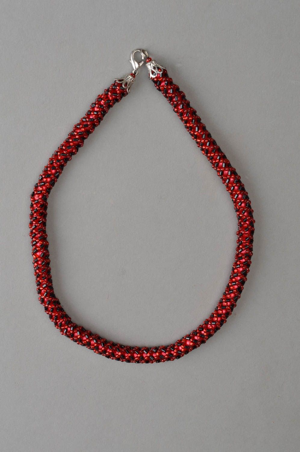 Collier spirale Bijou fait main rouge foncé perles rocaille Accessoire femme photo 2