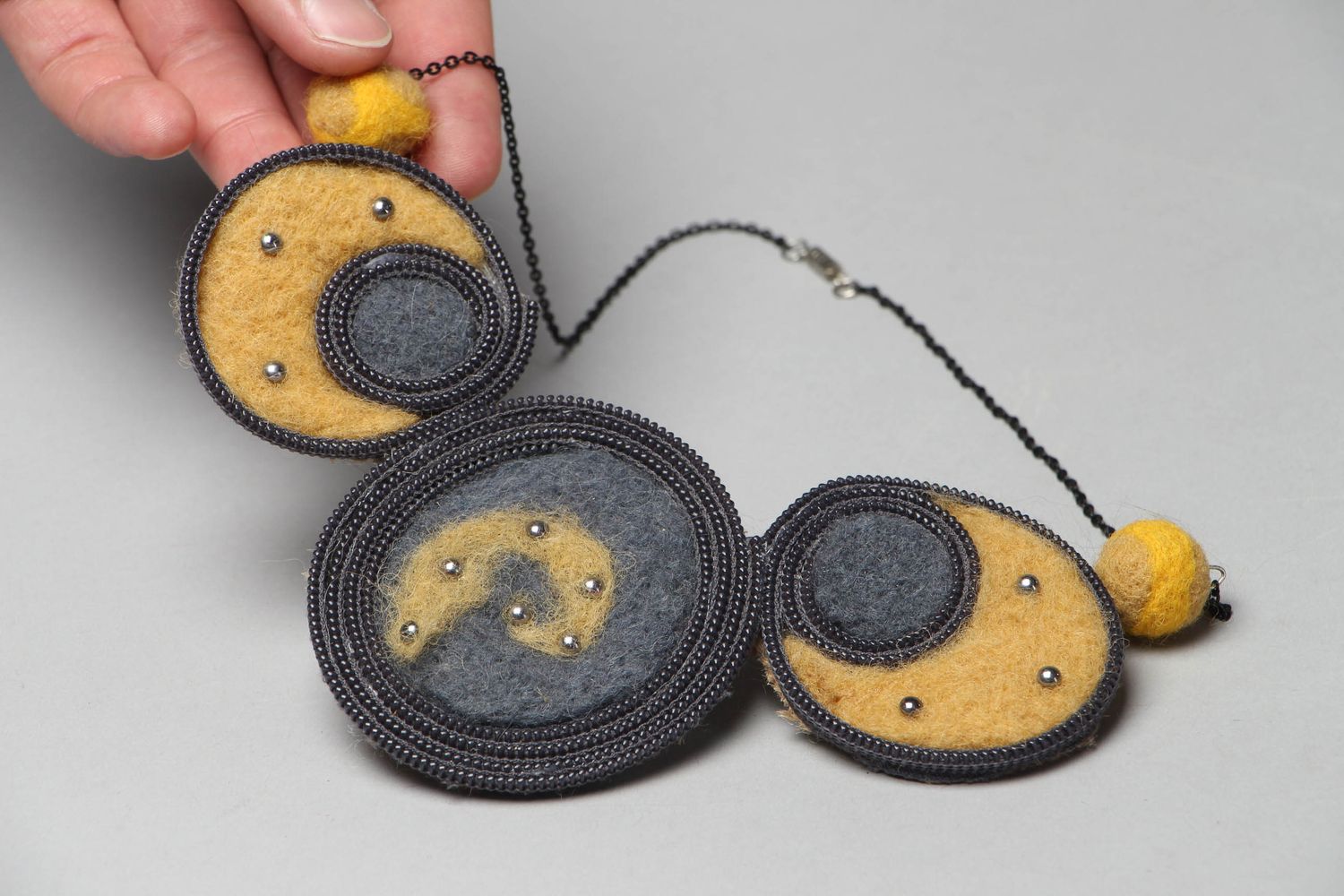 Handmade Collier aus Filz und Zipper foto 4