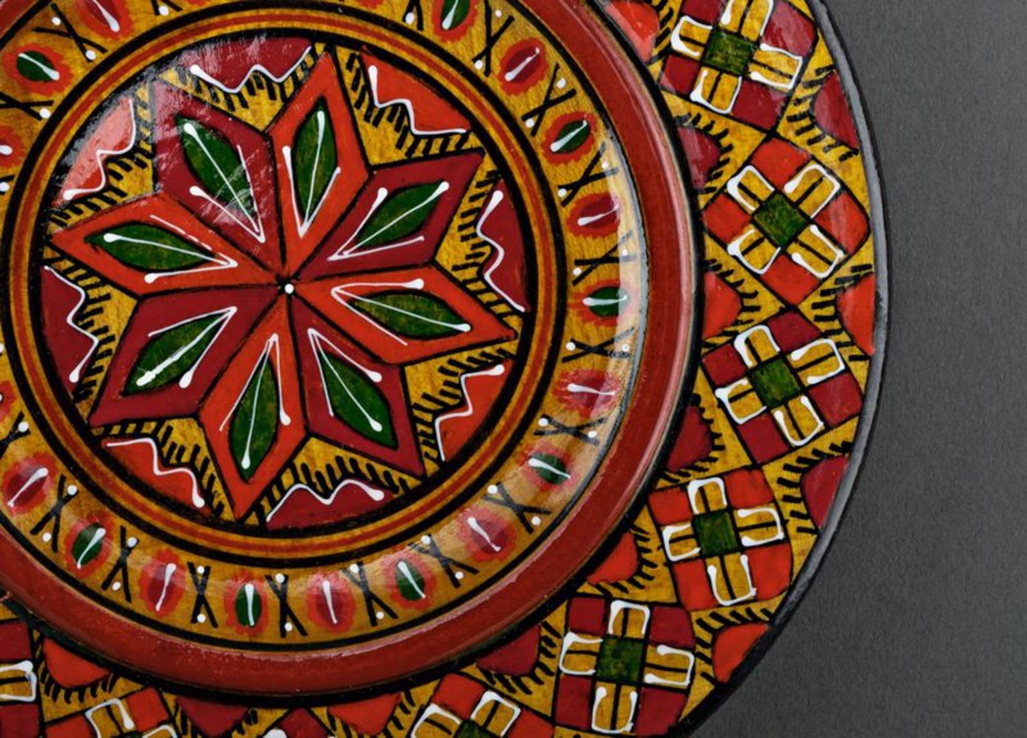 Декоративная тарелка с росписью фото 5
