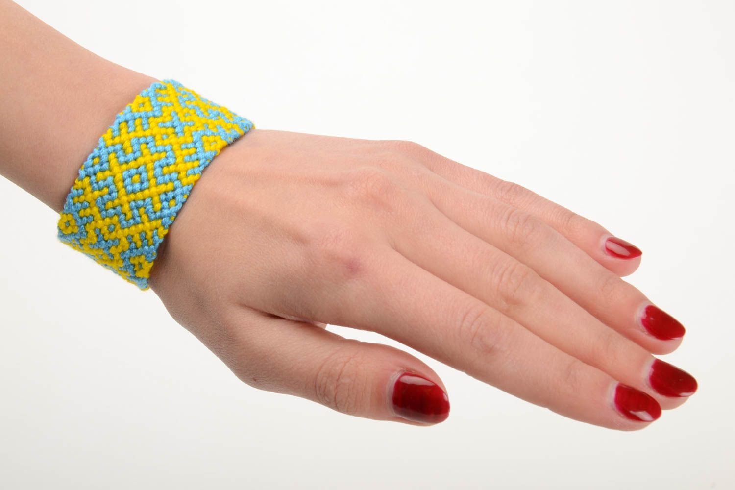 Bracelet tressé en fils moulinés jaune et bleu à motif ethnique fait main femme photo 5