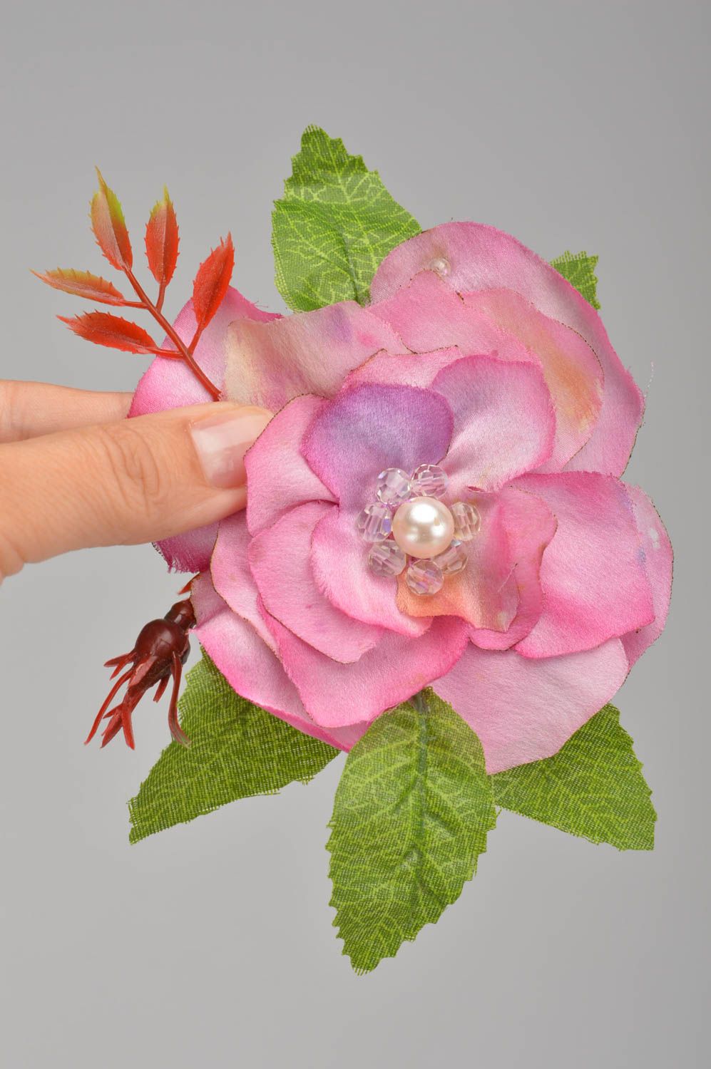 Брошь цветок из ткани в виде розы розовая с бусинами красивая ручной работы фото 3