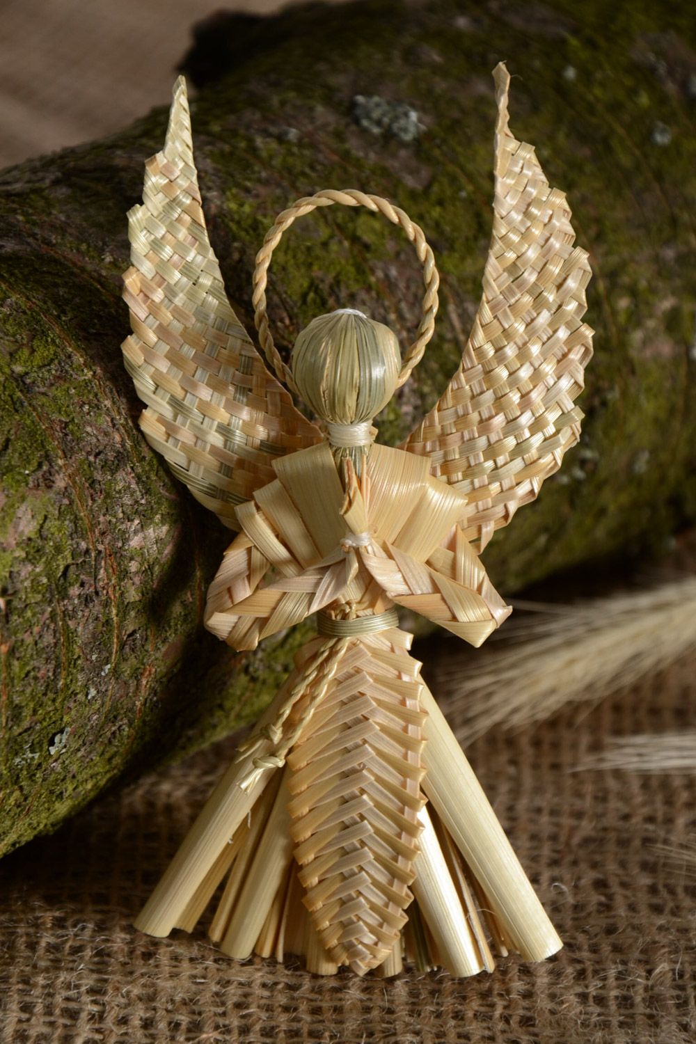 Colgante decorativo artesanal trenzado de paja con forma de ángel de guarda foto 1