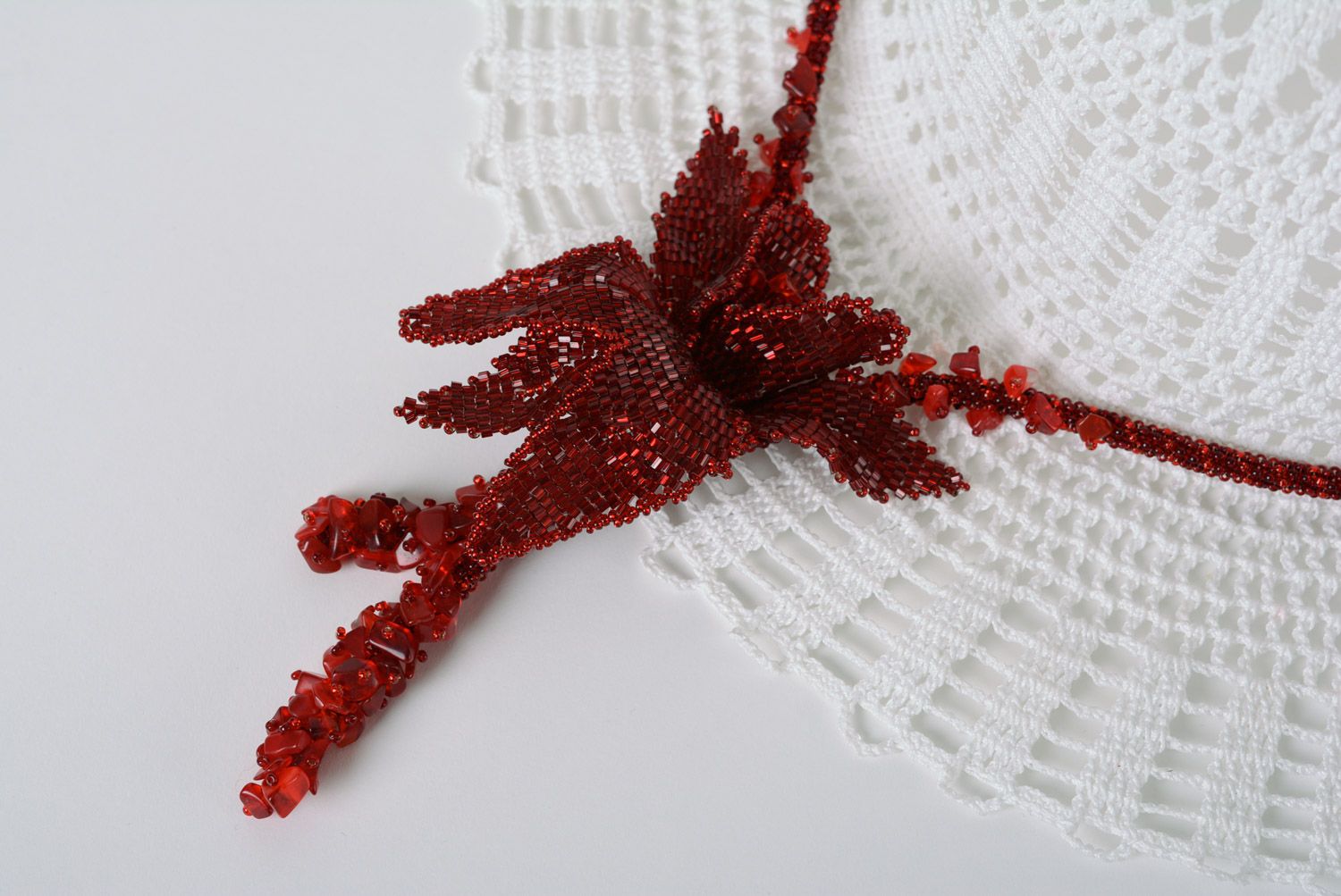 Collier de perles de rocaille rouge foncé avec fleur original fait main photo 1