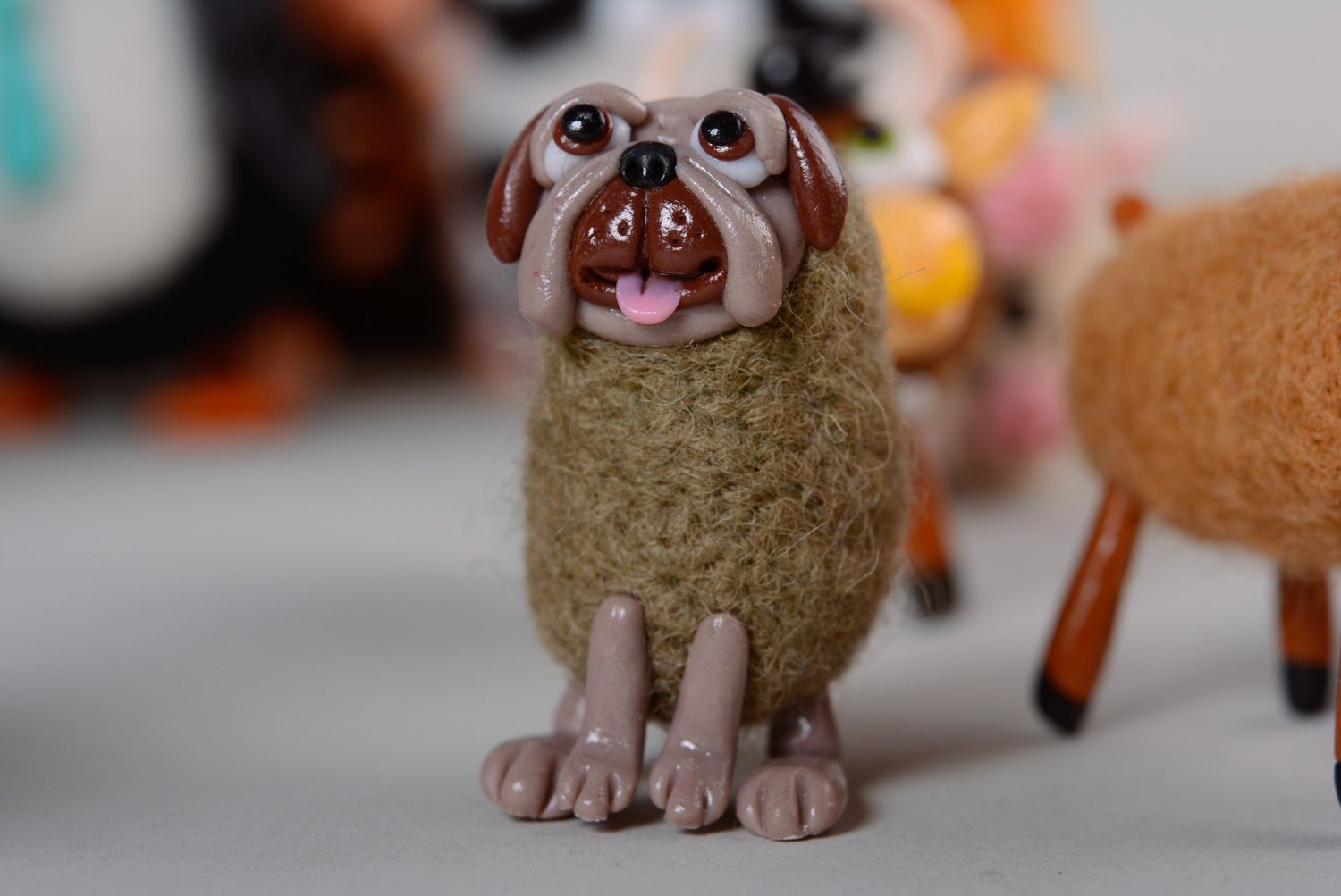 Petit jouet en laine feutrée et pâte polymère fait main décoratif chien photo 6