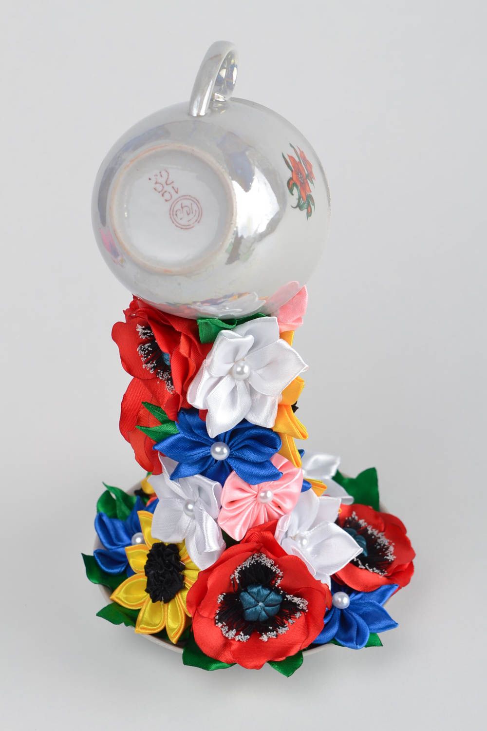 Летающая чашка с цветами из атласных лент проливашка ручной работы оригинальная фото 5