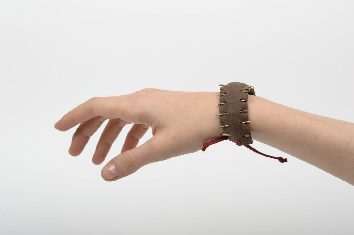 Bracelet en cuir Bijou fait main brun large avec clous Accessoire femme photo 1