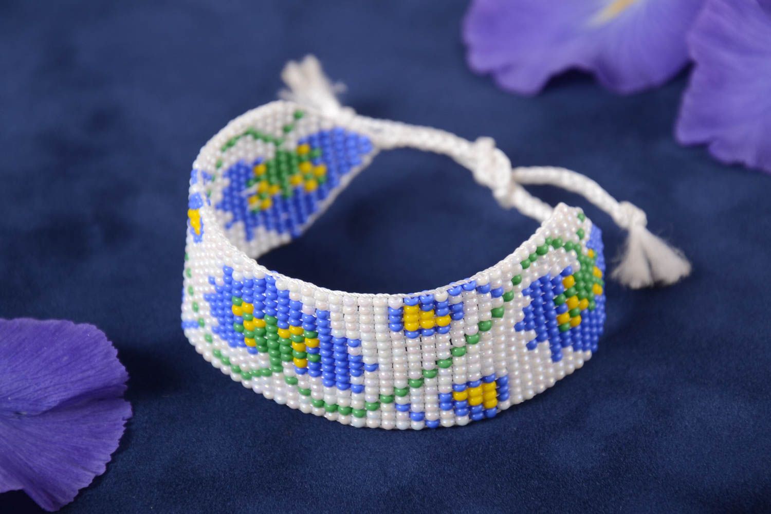 Bracelet en perles de rocaille et fils fait main blanc à fleurs bleues femme photo 1
