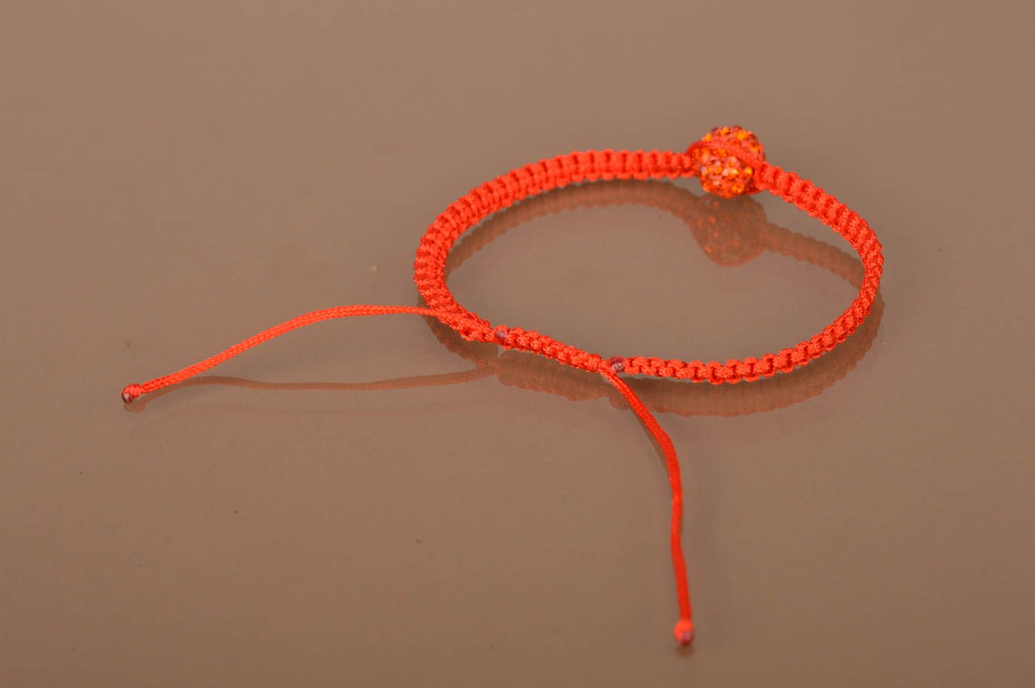 Красный плетеный браслет на руку ручной работы с бусиной тонкий красивый фото 4