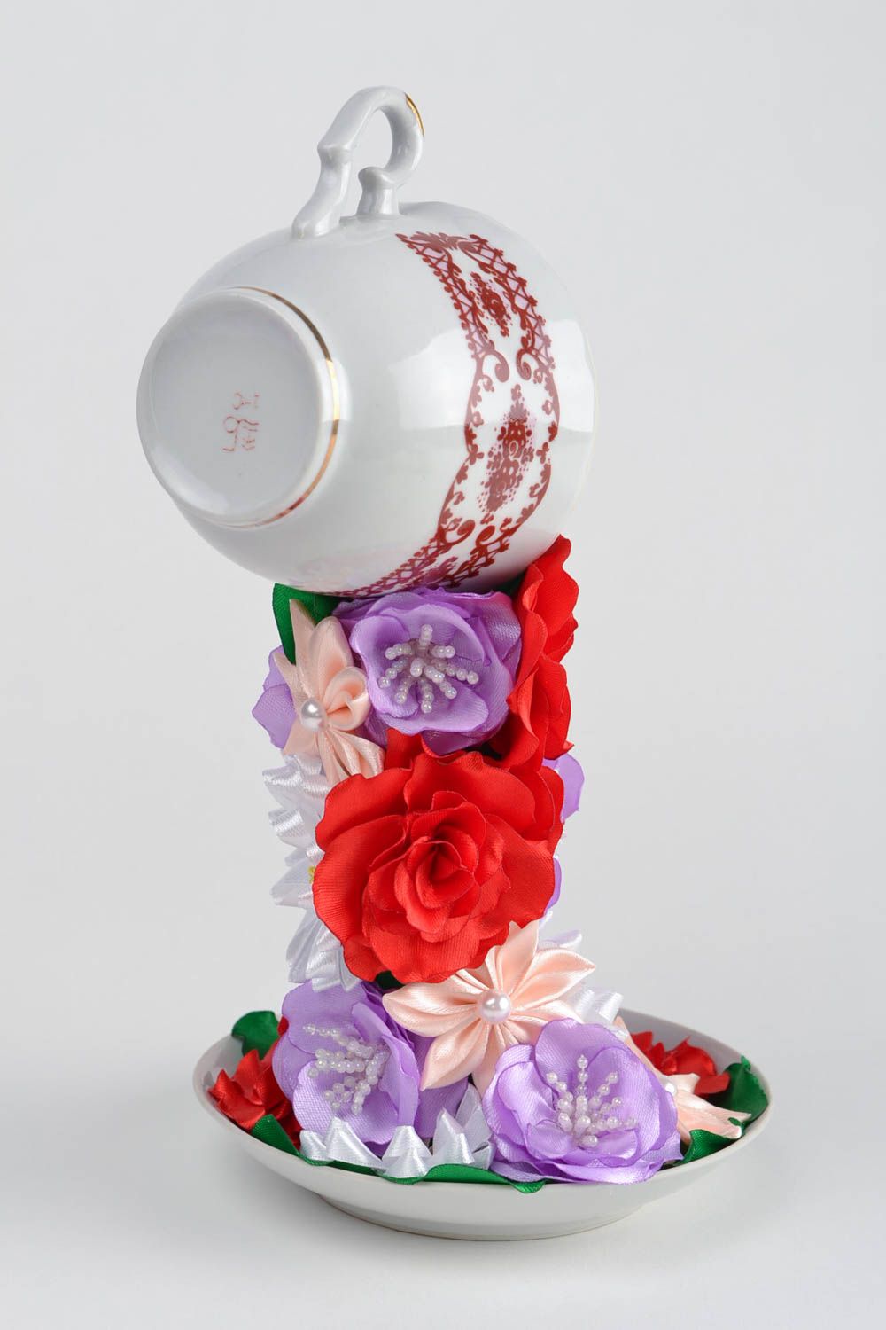 Летающая чашка с цветами из атласных лент проливашка ручной работы авторская фото 5