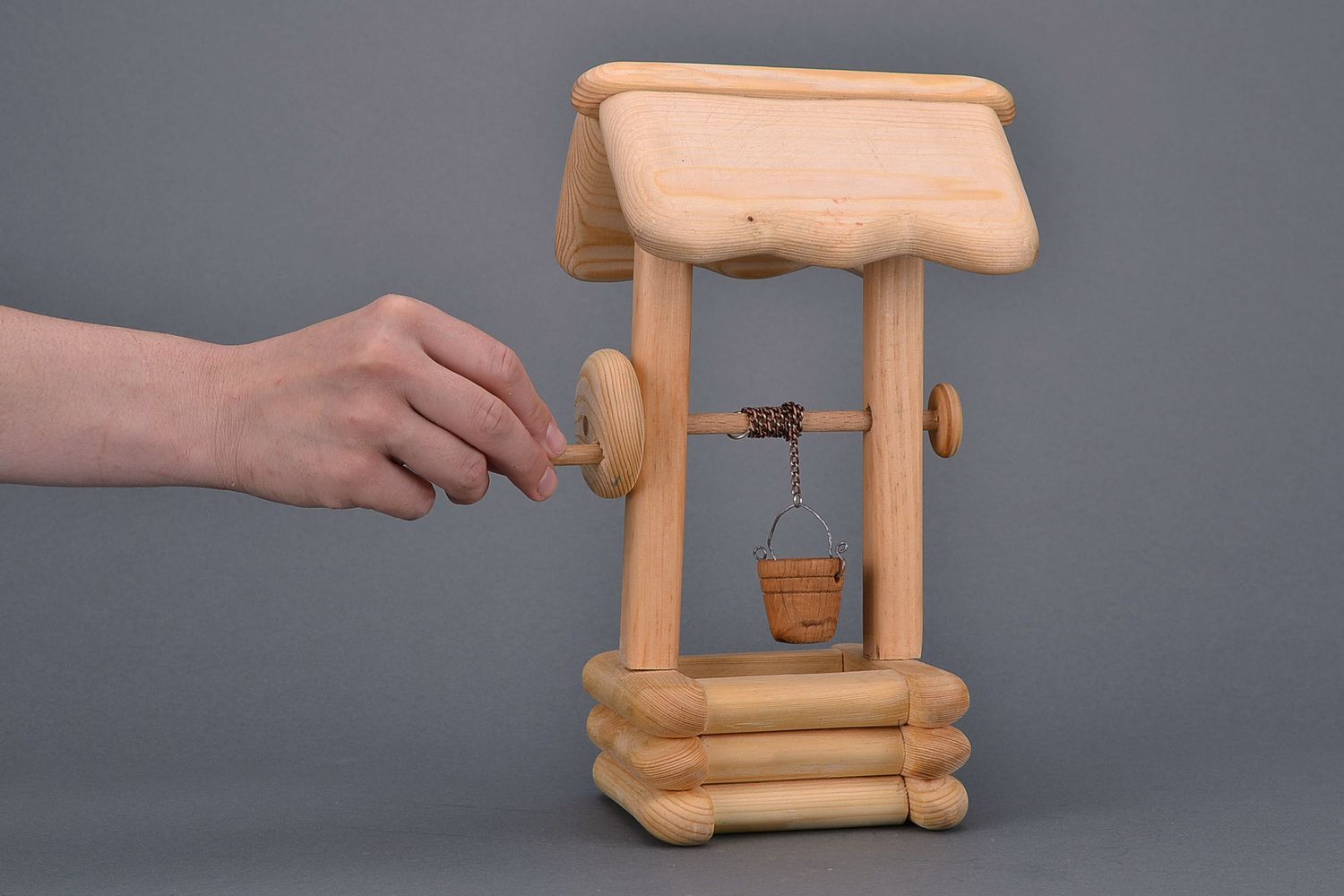 La figurilla de madera en forma de pozo de juguete foto 5