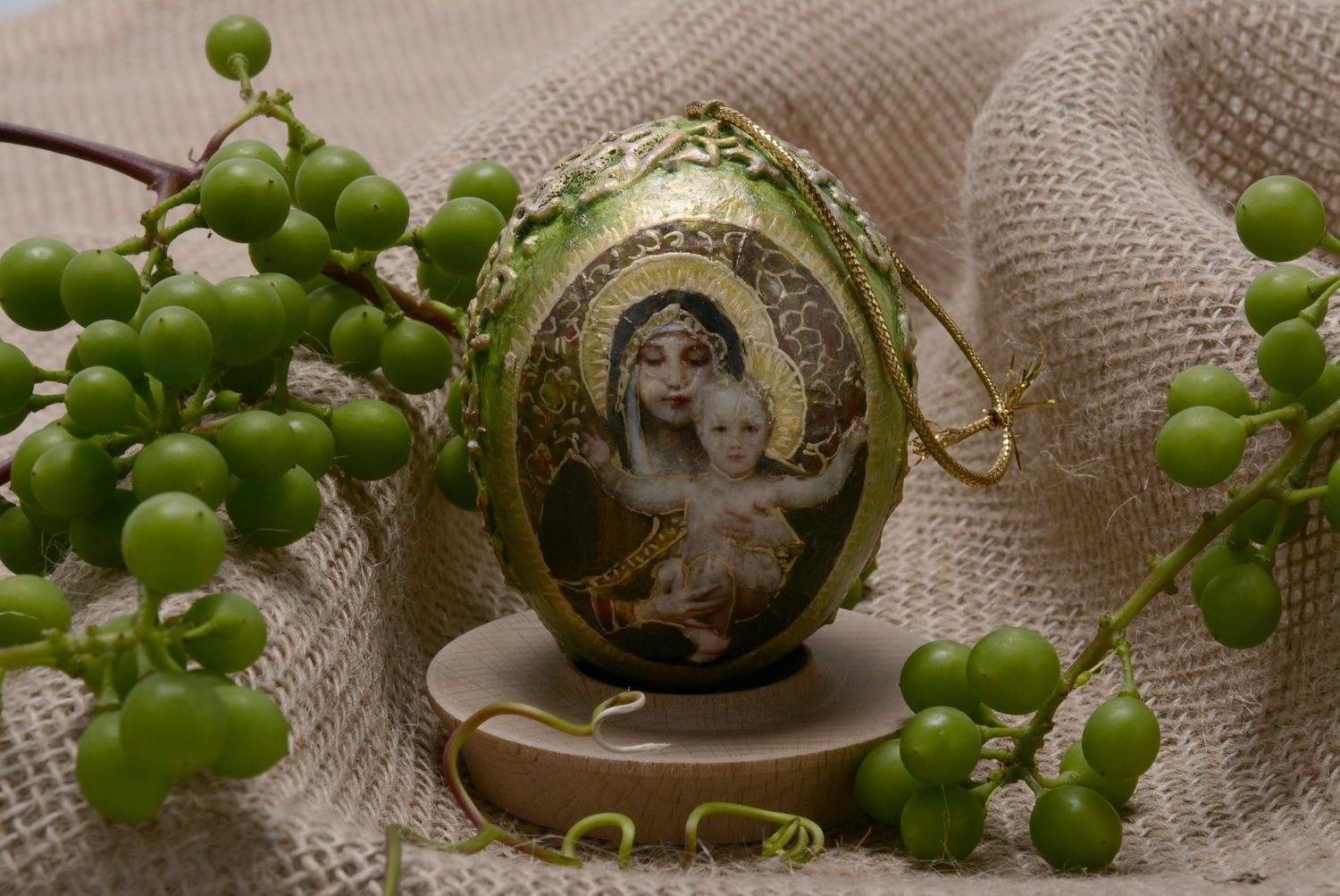 Hanging Easter egg amulet Madonna photo 5
