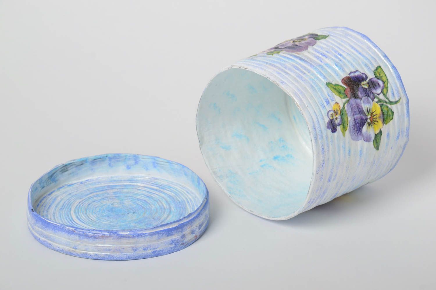 Boîte à bijoux ronde bleue faite main en tubes de papier serviettage avec fleurs photo 3