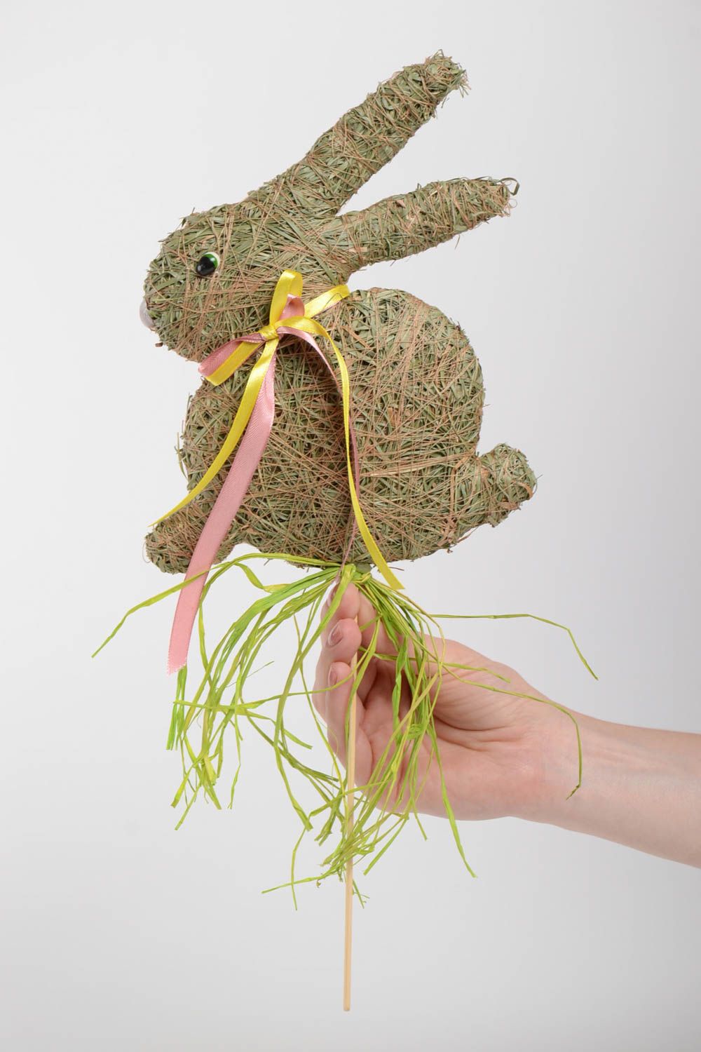 Кролик на палочке из травы лесной ручной работы оригинальный декор красивый фото 2