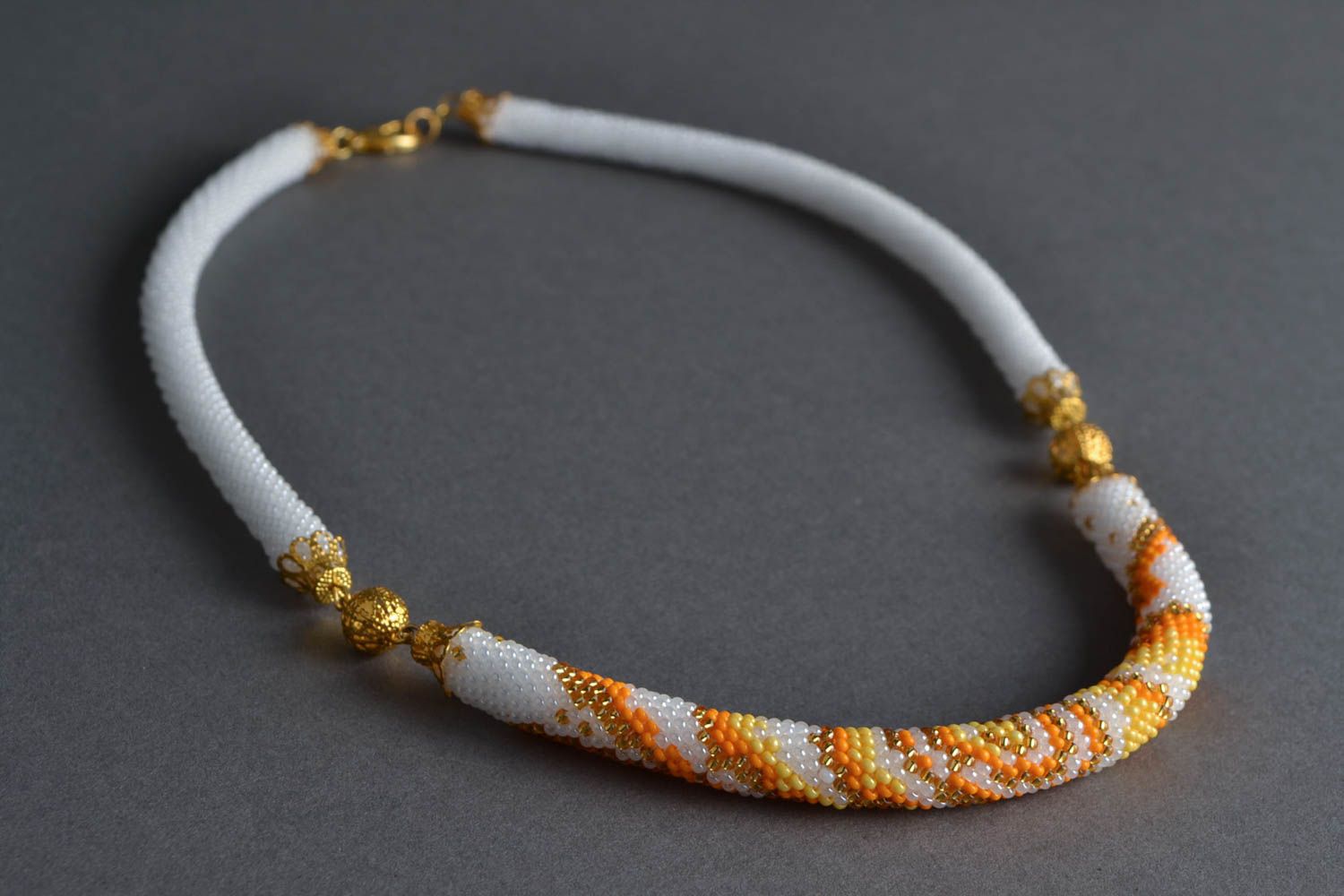 Collier spirale en perles de rocaille fait main au crochet blanc-doré original photo 1