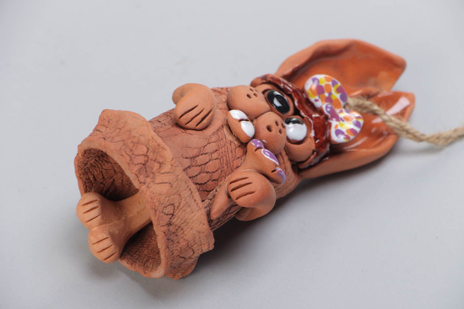 Глиняный колокольчик ручной работы авторский декоративный с петелькой в виде зайца фото 3