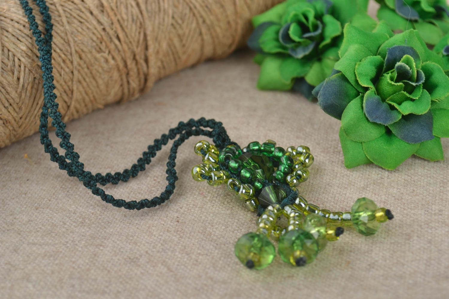 Pendentif fantaisie Bijou fait main vert fils perles macramé Cadeau original photo 1