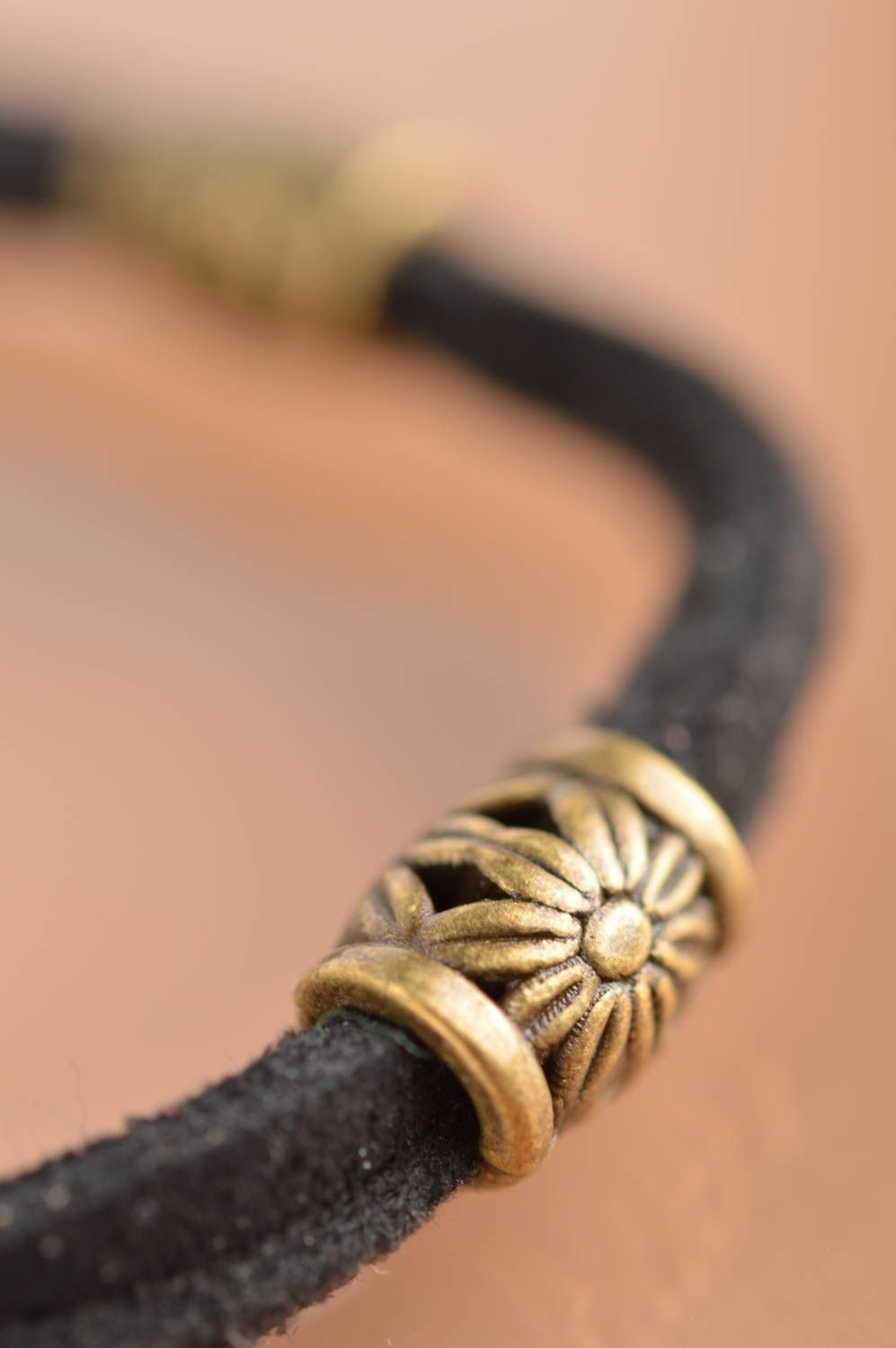 Bracelet en cordons de daim fait main noir avec métal de couleur de bronze photo 4