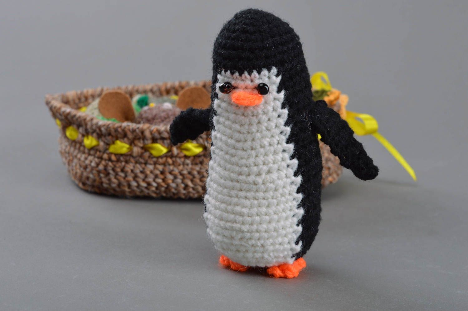 Jouet tricoté original fait main petit pour enfant en forme de pingouin photo 3