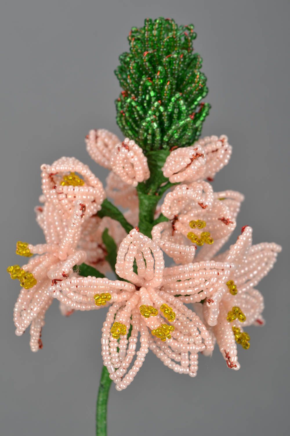 Декоративный цветок из бисера фото 4