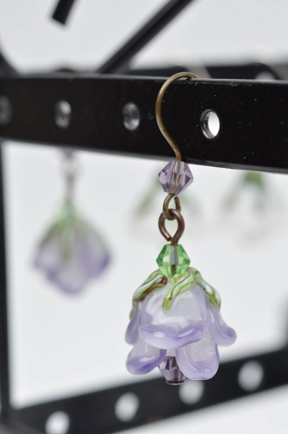 Boucles d'oreilles pendantes Bijou fait main Cadeau femme en verre fleurs lilas photo 1