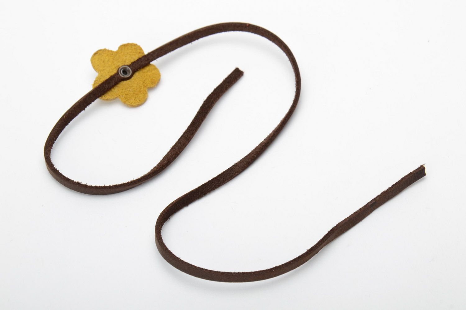 Bracelet en cuir naturel marron avec fleur fait main fin diamètre 85 mm photo 5