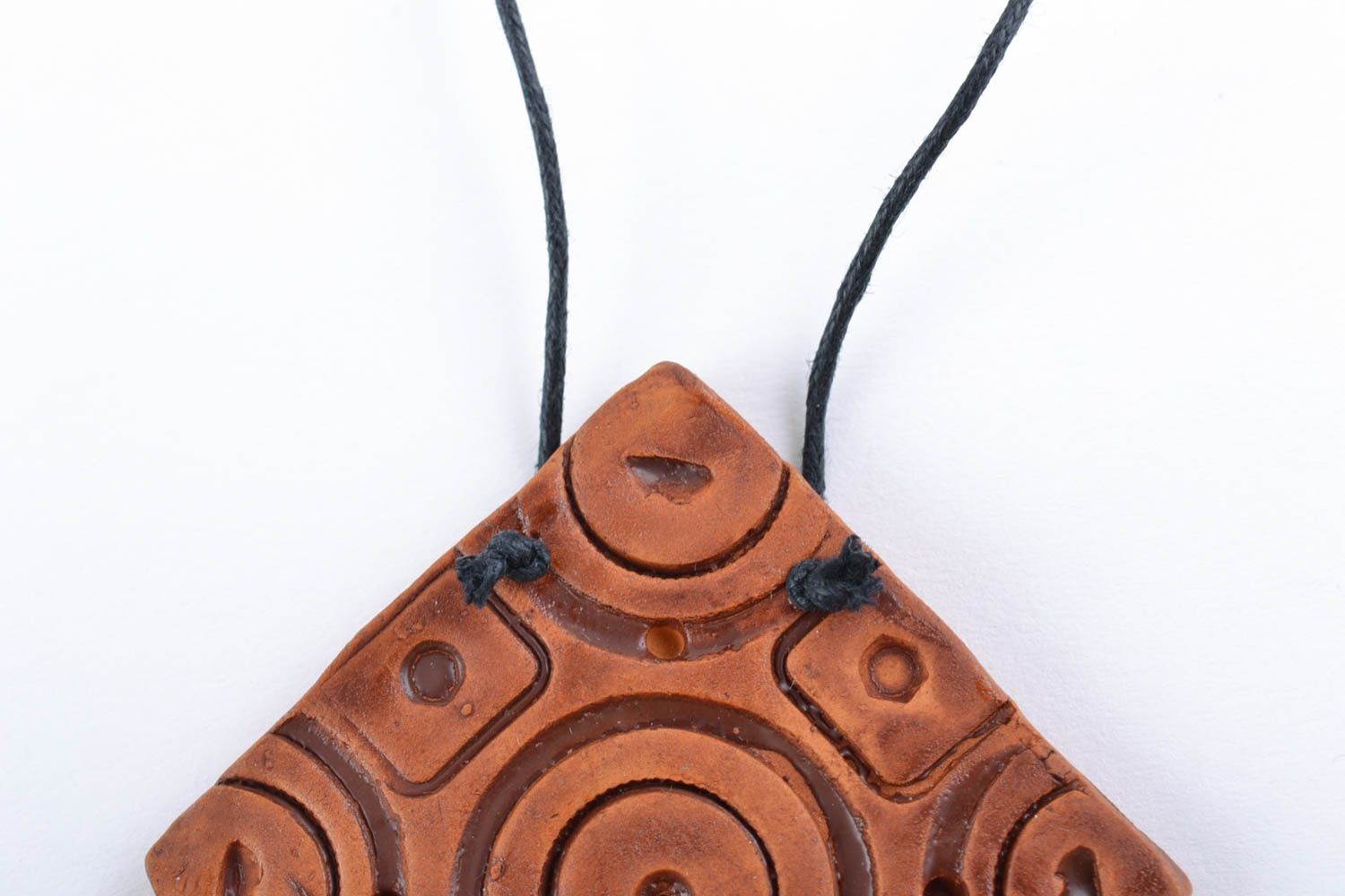 Керамическая подвеска квадратная с узорами на шнурке крупная ручной работы фото 4