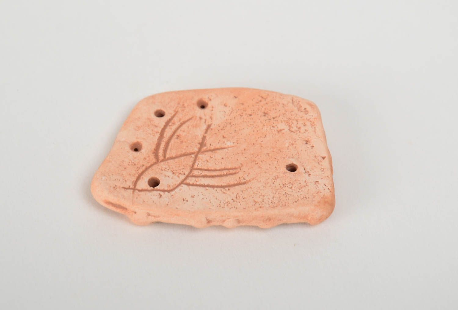 Pendentif en terre cuite fait main gravé en relief marron design original photo 3