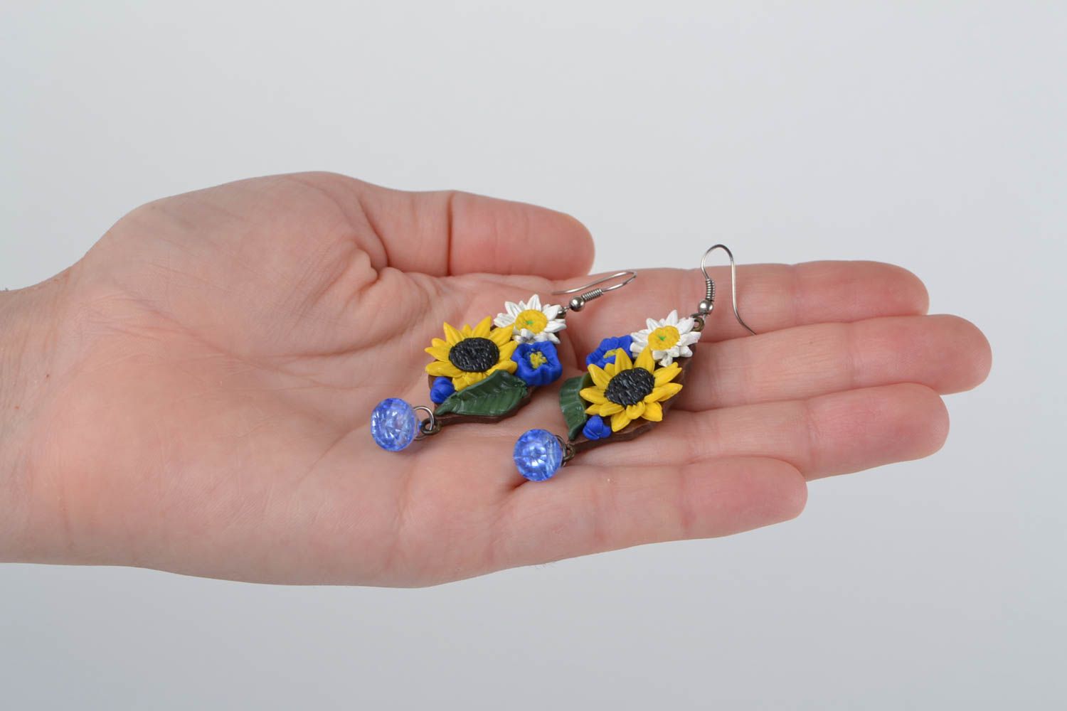 Blumen Gehänge Ohrringe aus Polymerton für Frauen künstlerisch handmade schön foto 2