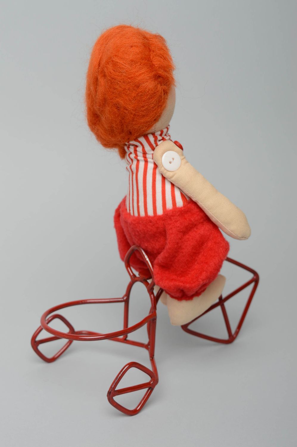 Handmade Puppe aus Stoff Mädchen auf dem Fahrrad foto 4