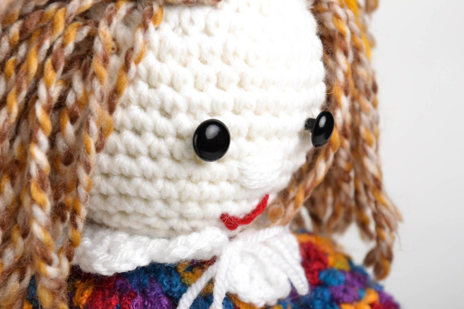Poupée tricotée Jouet fait main en robe multicolore Cadeau enfant original photo 3