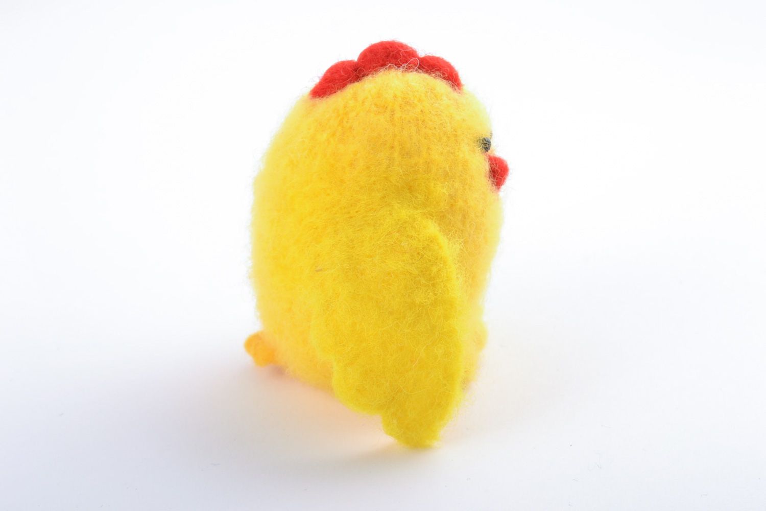 Handgemachtes kleines gelbes Spielzeug aus Wolle für Kinder in Trockenfilzen Technik  foto 3