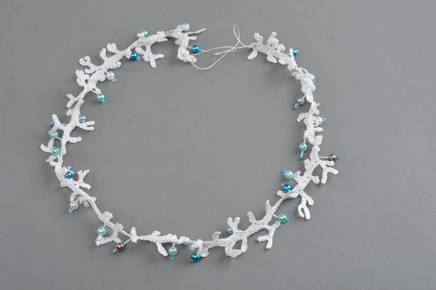 Collier blanc avec perles fantaisie bleues fait main original d'hiver Corails photo 1