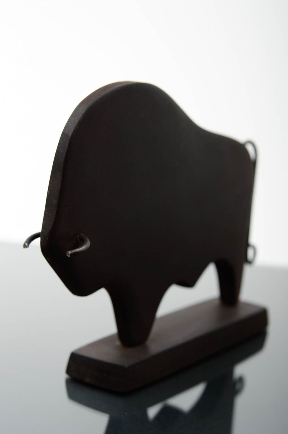 Черная статуэтка из древесины ясеня ручной работы в виде быка покрытая воском фото 2