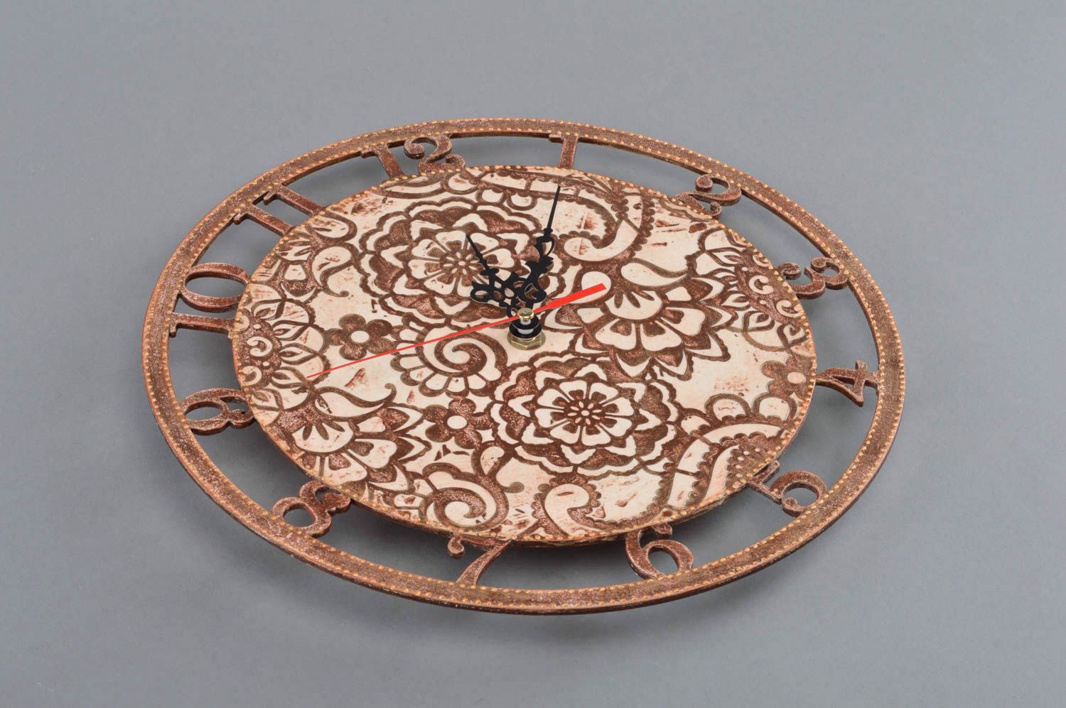 Reloj de madera artesanal con ornamento original bonito en técnica de decoupage foto 3