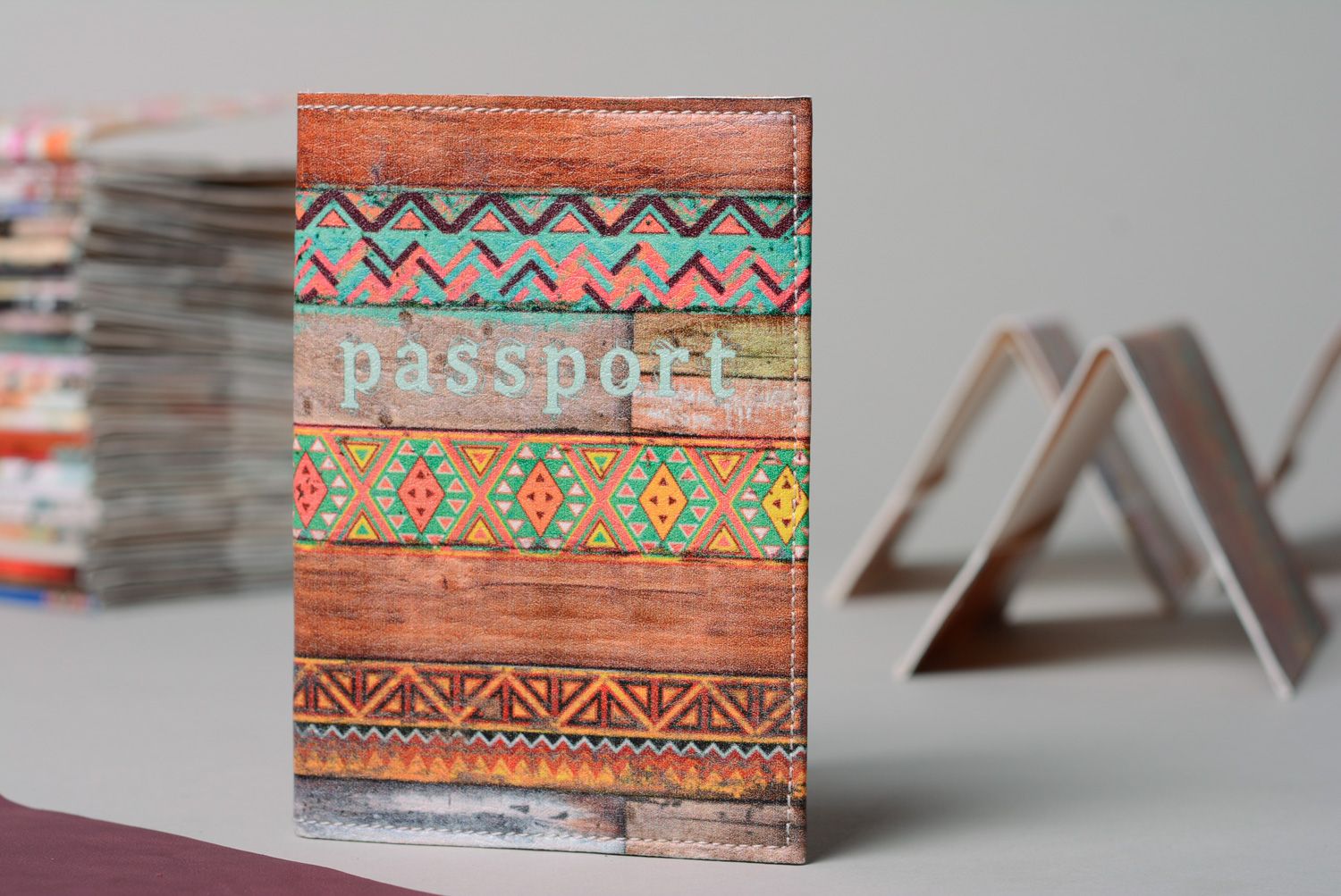 Couverture de passeport en cuir brune faite main à motifs imprimés ethniques photo 1