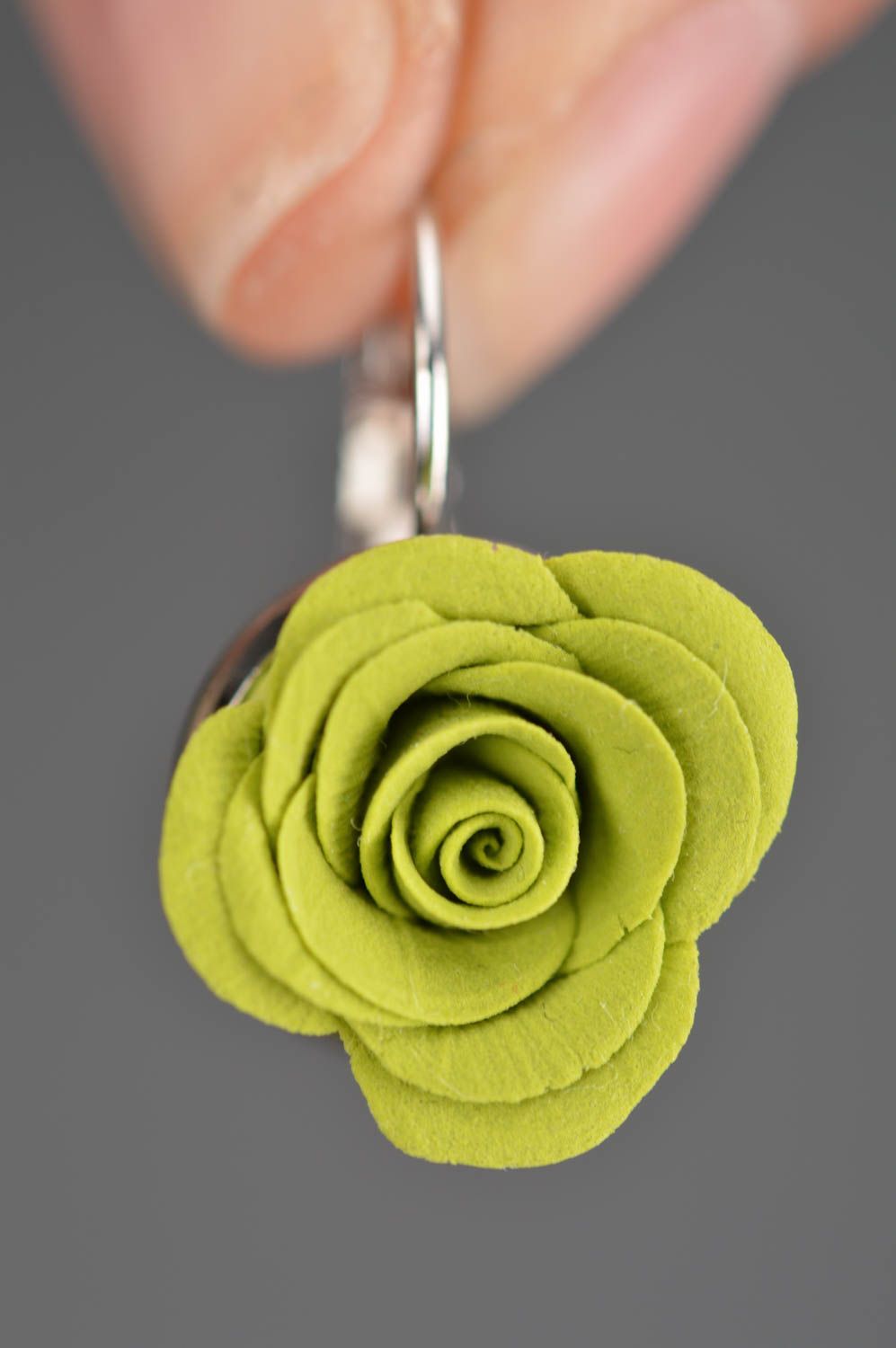 Handgemachte Blumen Ohrringe aus Polymer Ton in Form der hellgrünen Rosen  foto 3