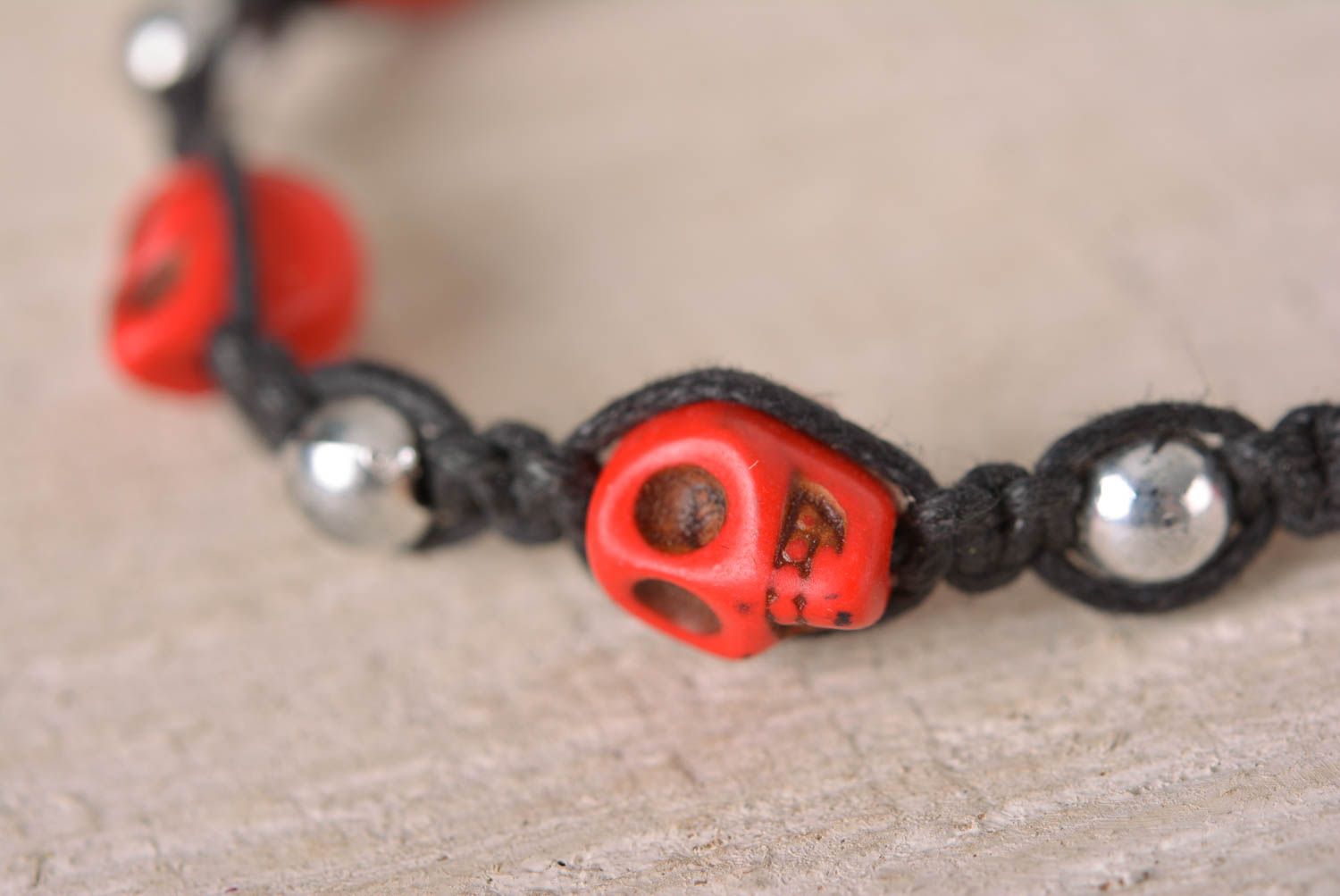 Bracelet original Bijou fait main rouge-noir avec crânes Cadeau pour ado photo 2