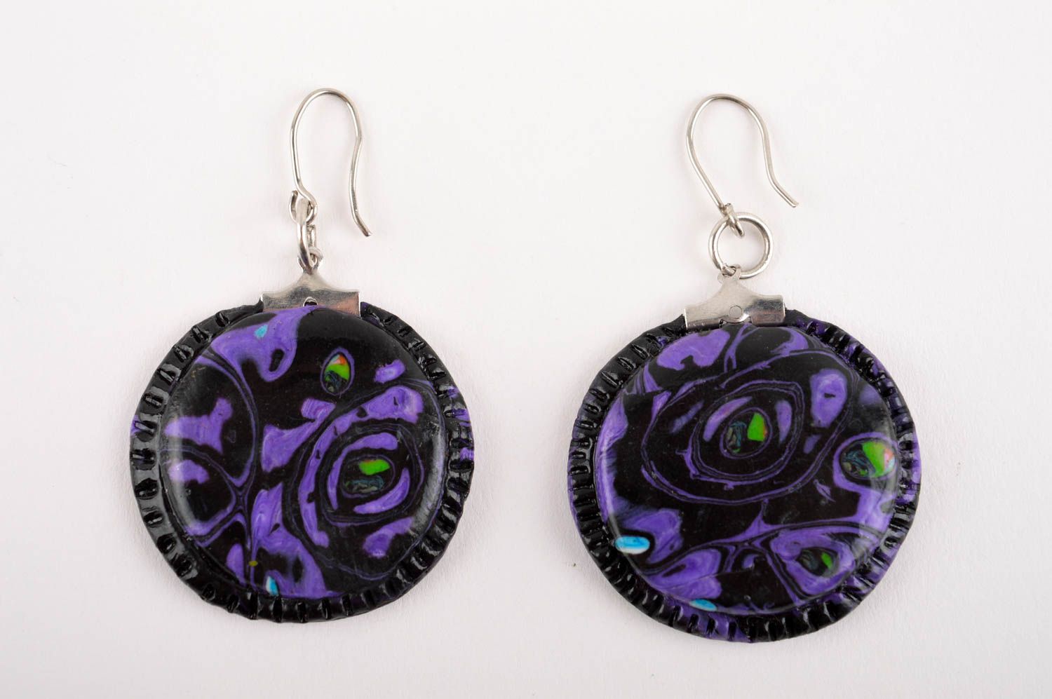 Модные серьги украшение ручной работы фиолетовые серьги из полимерной глины фото 3