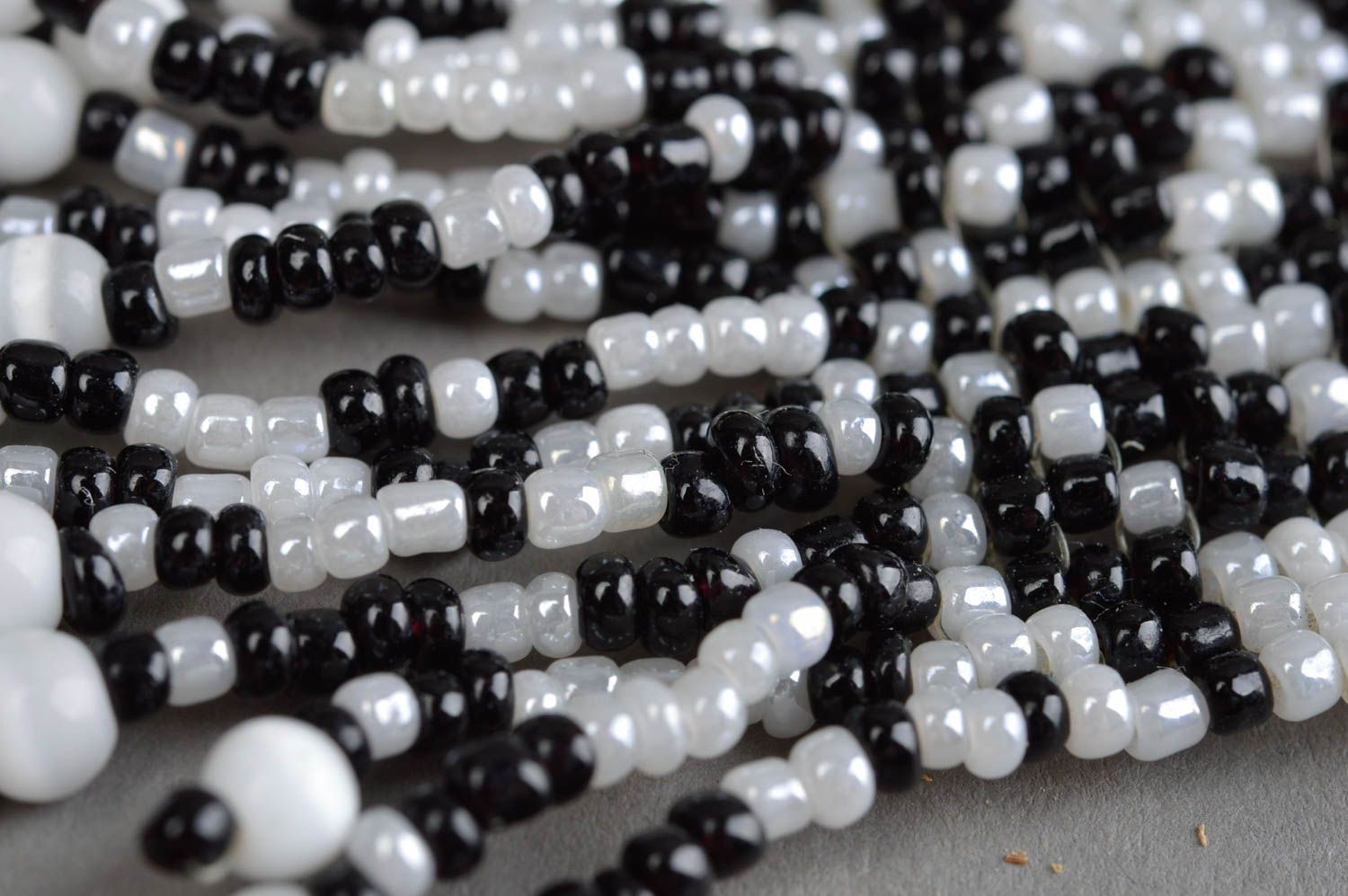 Boucles d'oreilles en perles de rocaille pendantes noir-blanc faites main photo 5