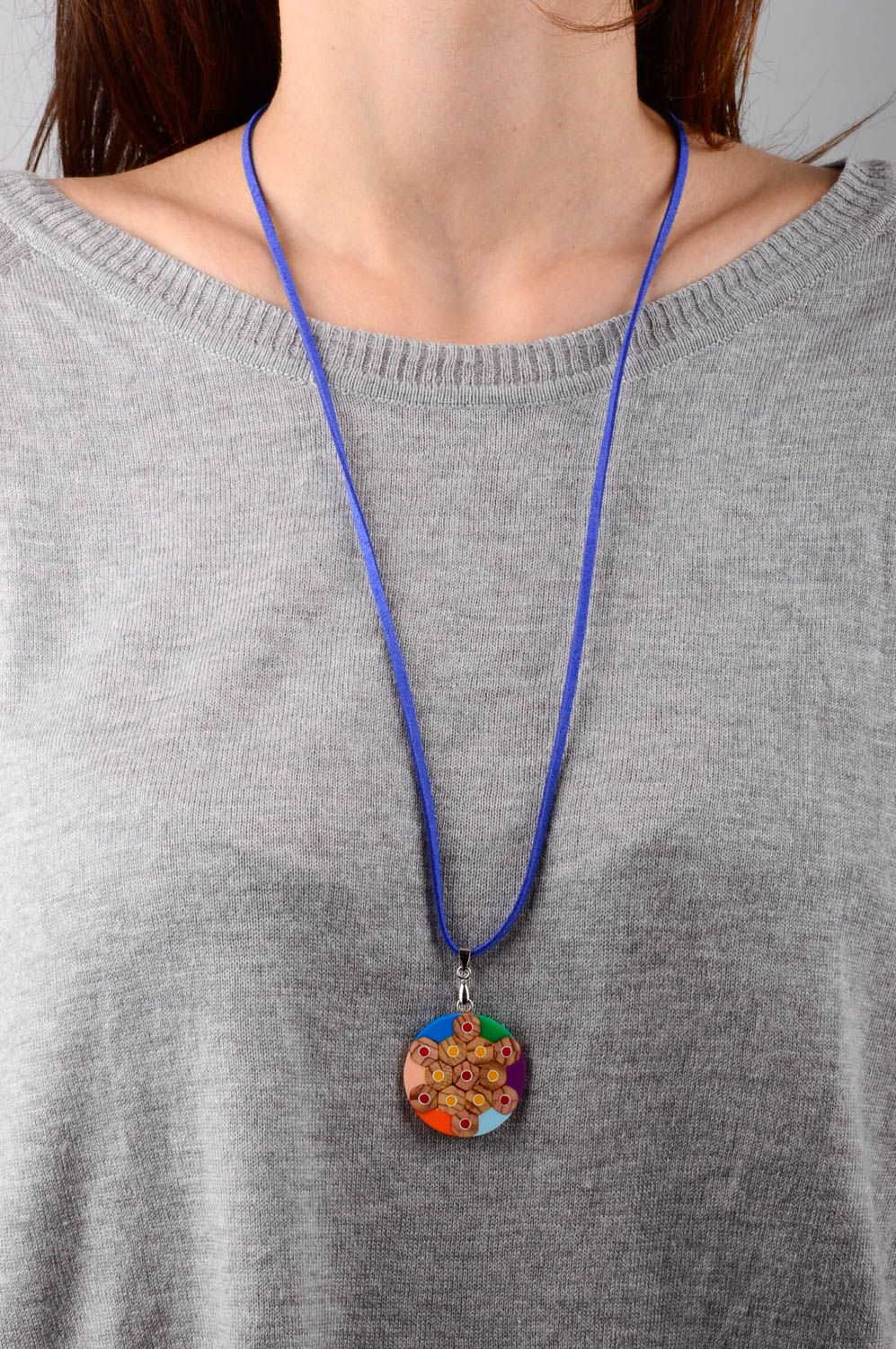 Pendentif rond Bijou fait main multicolore lacet bleu Accessoire femme design photo 2